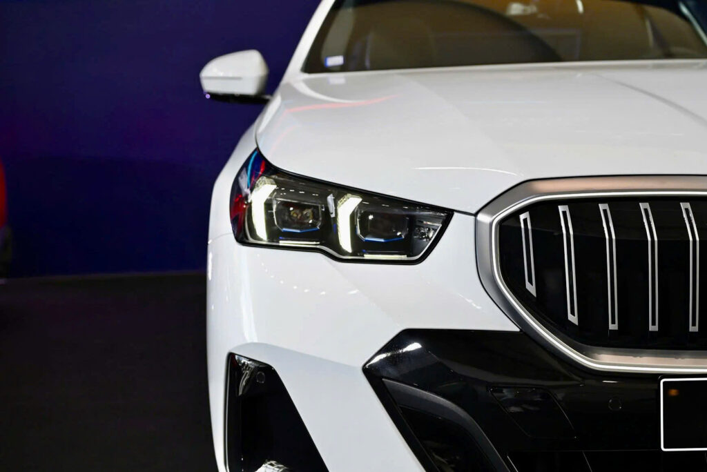 BMW 530i M Sport Cụm đèn pha đôi LED tích hợp công nghệ Adaptive