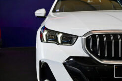 BMW 530i M Sport Cụm đèn pha đôi LED tích hợp công nghệ Adaptive
