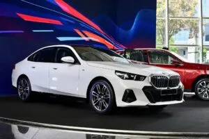 Thân Xe BMW 530i M Sport Góc Cạnh và Thể Thao