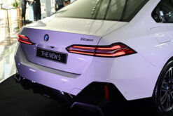 BMW 530i M Sport Đèn hậu hai tầng nối liền bởi dải chrome hình chữ L