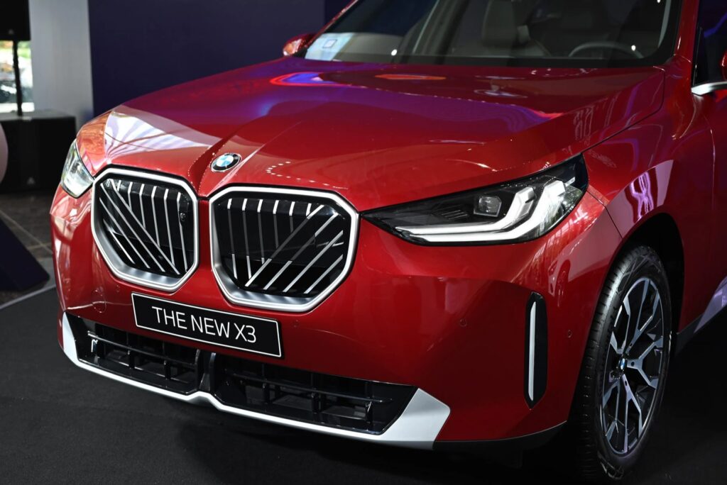 BMW X3 20 xDrive M Sport Công nghệ BMW Iconic Glow tích hợp trên lưới tản nhiệt