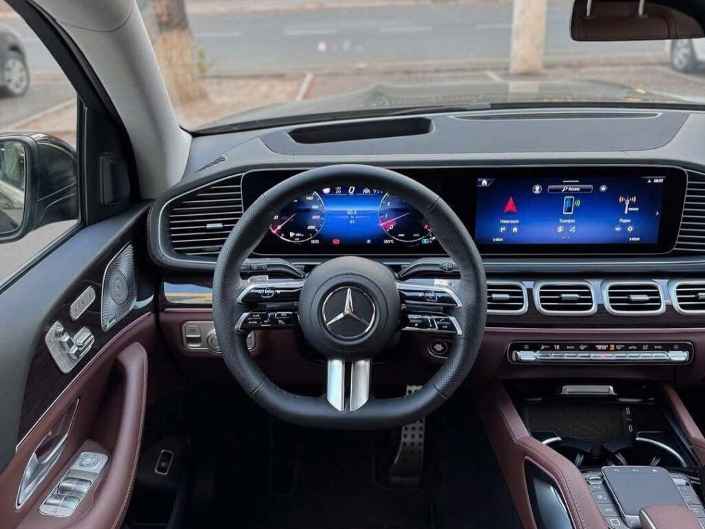 Mercedes-Benz GLS 450 Màu Đen: Định Nghĩa Sự Lịch Lãm Và Quyền Lực 2025 Mercedes GLS 450 Màu Đen