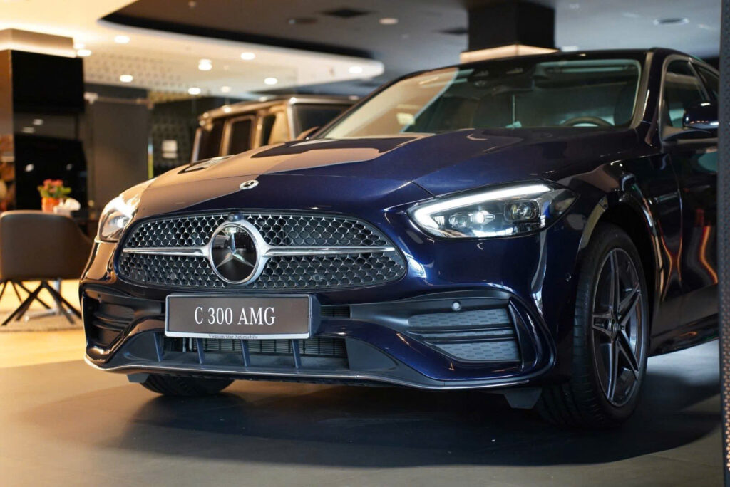 C300 AMG : Đỉnh Cao Sedan Hạng Sang Cỡ Trung Mercedes-Benz Mercedes-Benz C300 2025 AMG với lưới tản nhiệt kim cương và đèn DIGITAL LIGHT