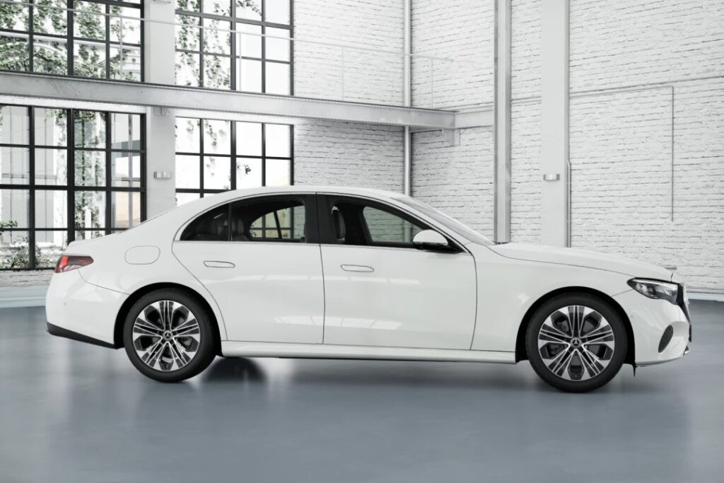 Thân Xe Mercedes E200 Avantgarde Mềm Mại và Sang Trọng
