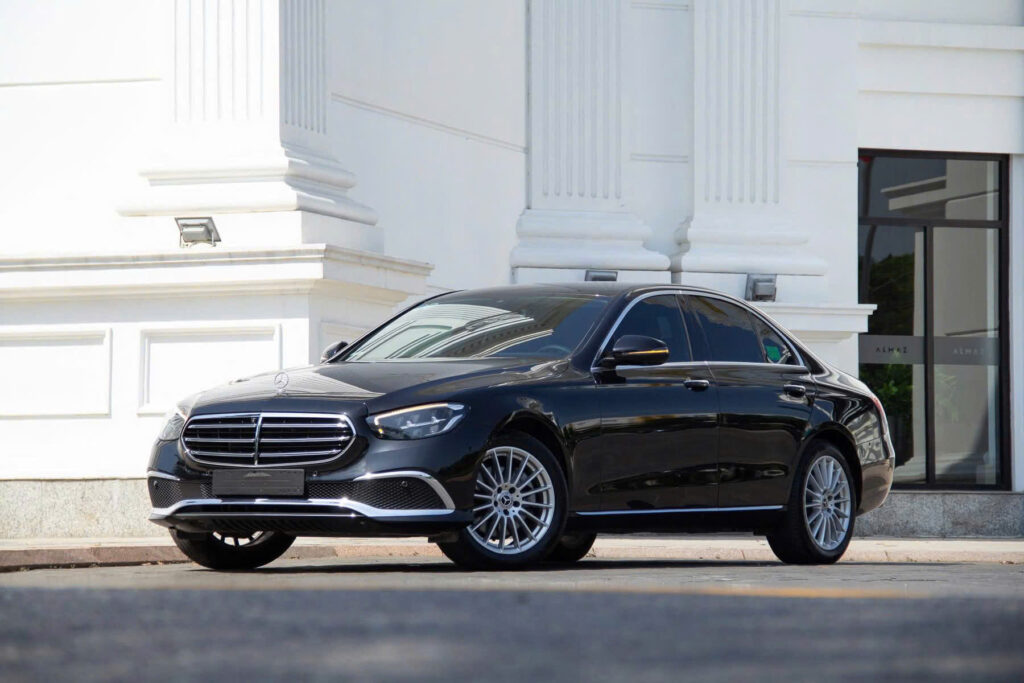 Mercedes E200 Giá Lăn Bánh