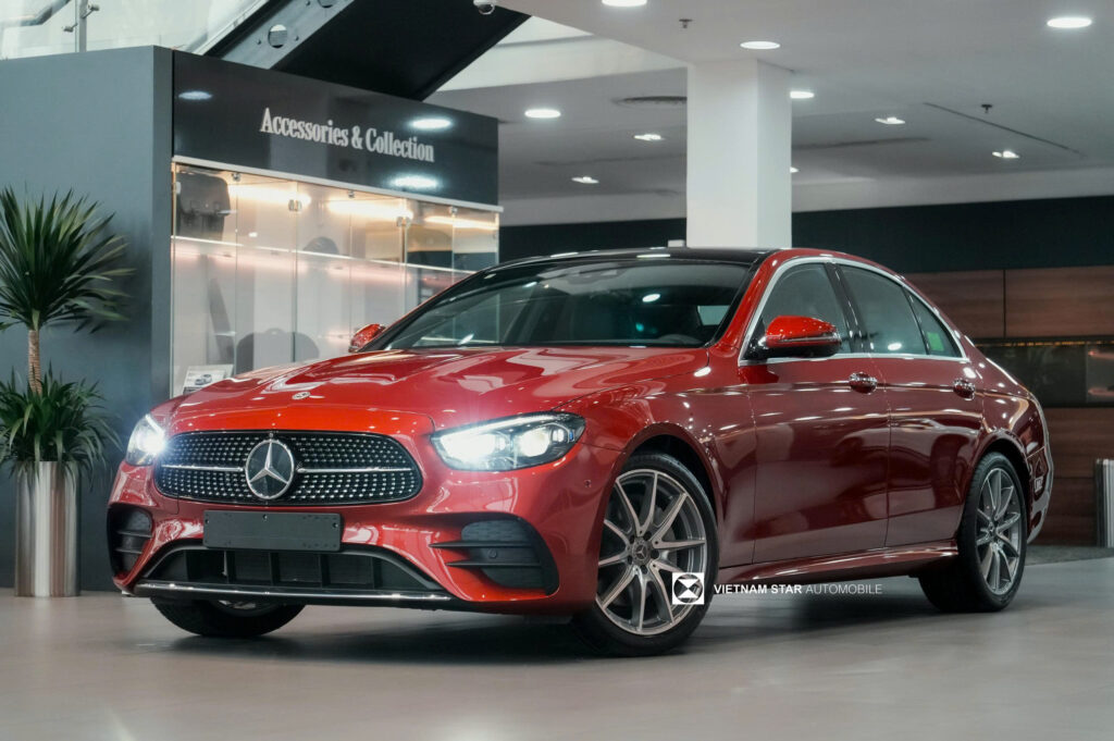 Mercedes E300 AMG Giá Lăn Bánh