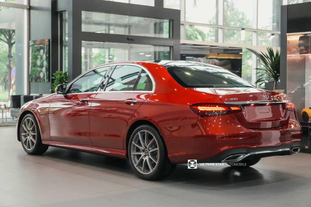 Mercedes E300 AMG Giá Lăn Bánh
