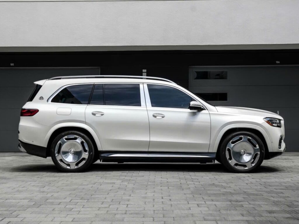 Mercedes-Maybach GLS 600 4MATIC Facelift 2025: Đỉnh Cao SUV Hạng Sang Ngoại thất GLS 600 Maybach trên phố Quận 7