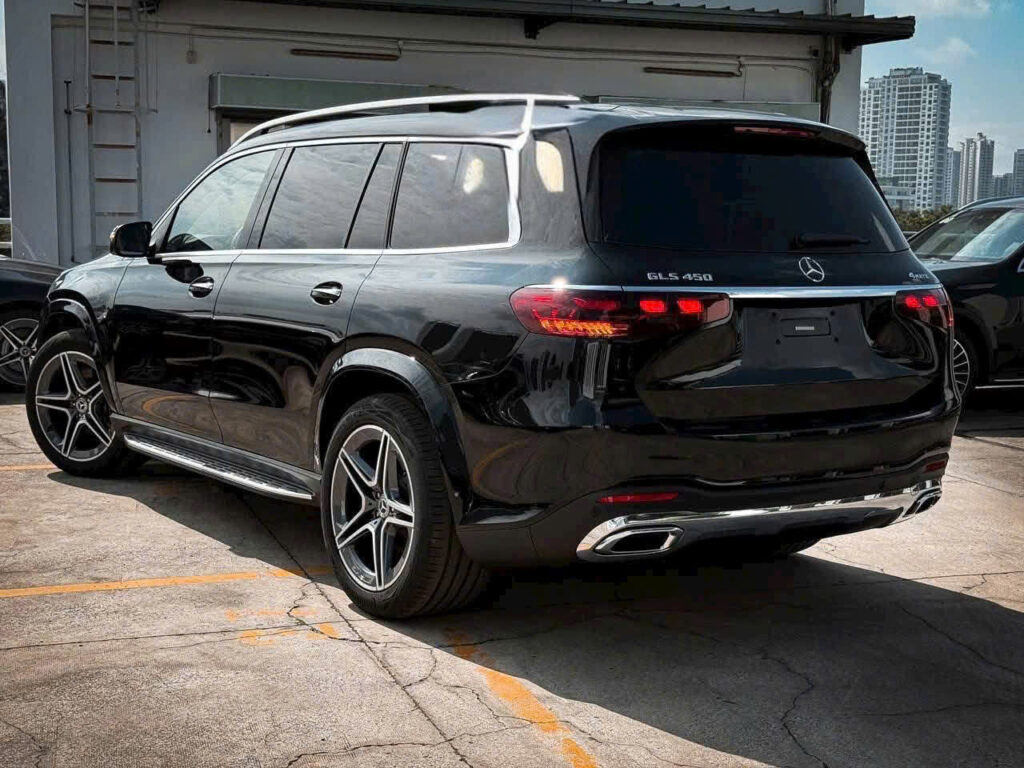 GLS 450 Màu Đen Lăn Bánh Mercedes Hồ Chí Minh: Lựa Chọn Đẳng Cấp Cho SUV 7 Chỗ GLS 450 Màu Đen Lăn Bánh Mercedes Hồ Chí Minh