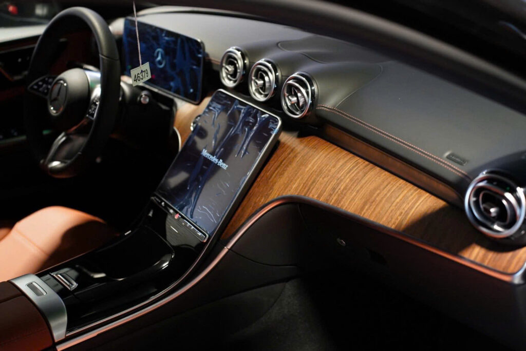 Mercedes C200 Thông Số Kỹ Thuật 2025: Giá Lăn Bánh và Đánh Giá tại TP.HCM Mercedes C200 Thông Số Kỹ Thuật