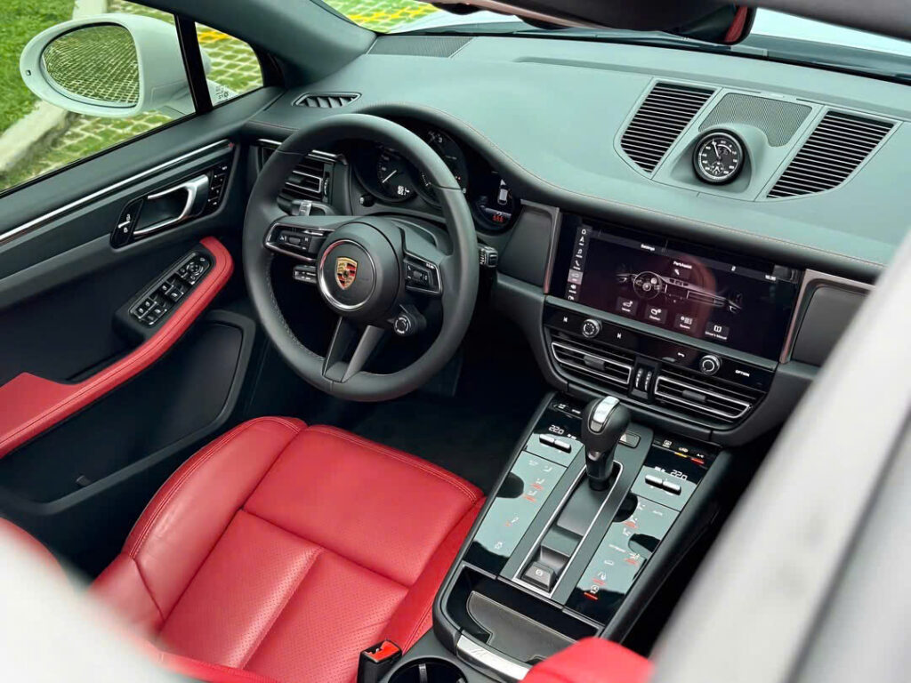 Porsche Macan 2025: Chiếc SUV Thể Thao Đích Thực Định Nghĩa Phong Cách Sang Trọng Porsche Macan Khoang Lái Của Một Tay Đua