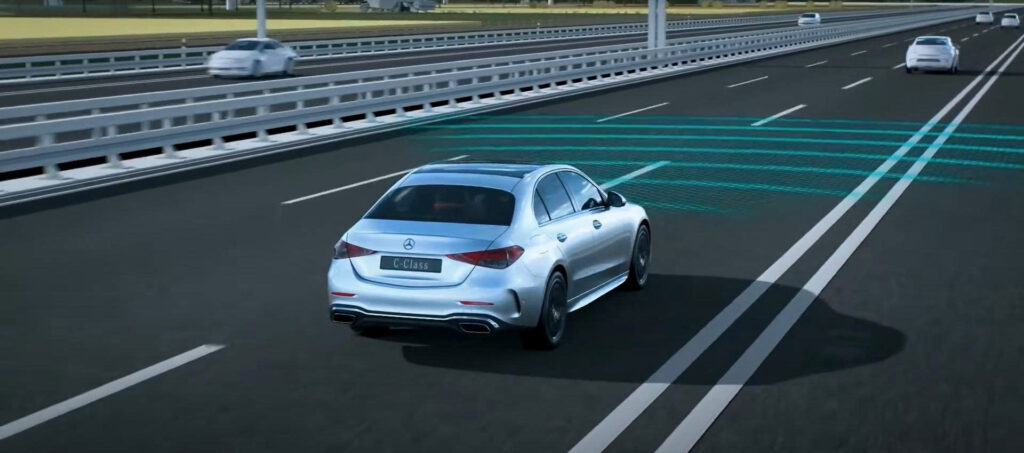 Hệ thống hỗ trợ giữ khoảng cách chủ động DISTRONIC trên xe Mercedes-Benz