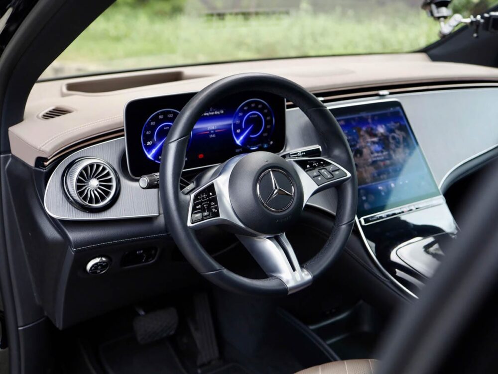 Xe Luot Chinh Hang Mercedes EQE 500 4Matic Cu 16