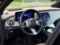 Xe Luot Chinh Hang Mercedes EQE 500 4Matic Cu 16