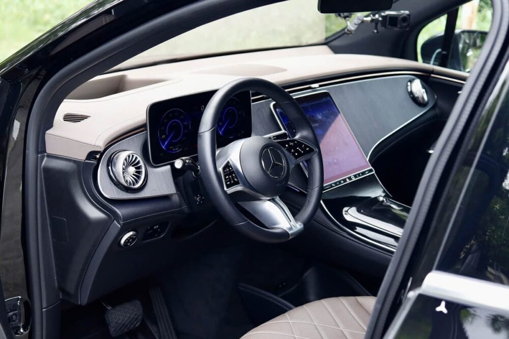 Xe Luot Chinh Hang Mercedes EQE 500 4Matic Cu 4