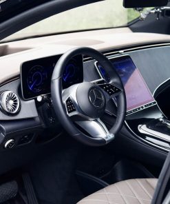 Xe Luot Chinh Hang Mercedes EQE 500 4Matic Cu 4