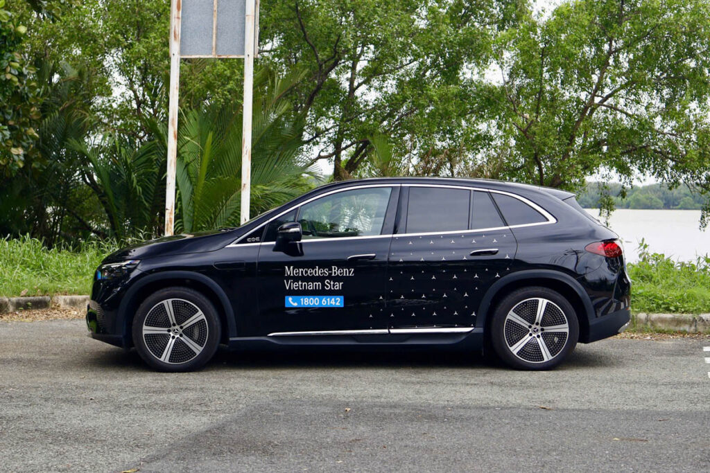 Xe Luot Chinh Hang Mercedes EQE 500 4Matic Cu 8