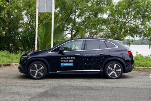 Xe Luot Chinh Hang Mercedes EQE 500 4Matic Cu 8