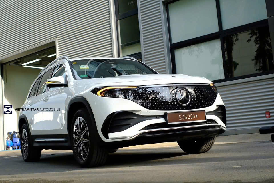 Mercedes EQB Trắng