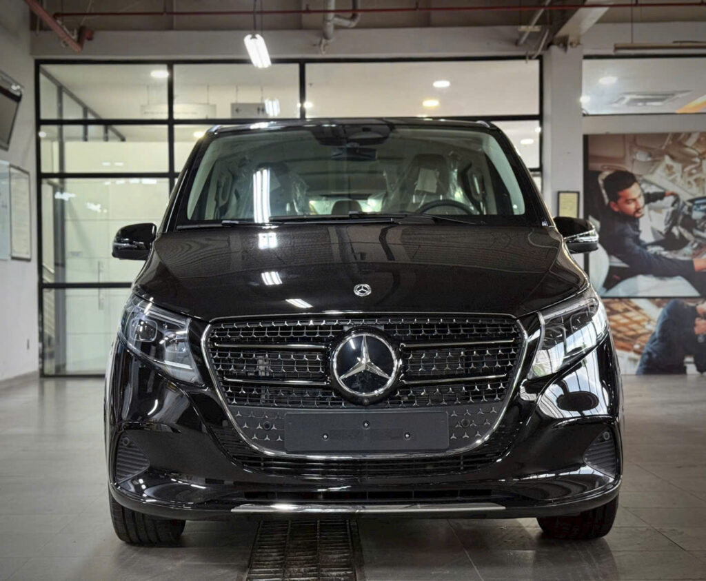 Mercedes V300 Avantgarde Màu Đen – Sẵn Xe, Giao Ngay Tại Mercedes Phú Mỹ Hưng Mercedes V300 Avantgarde Màu Đen Lăn Bánh TP Hồ Chí Minh