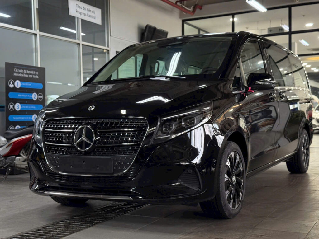 Mercedes V300 Avantgarde Màu Đen Lăn Bánh Việt Nam