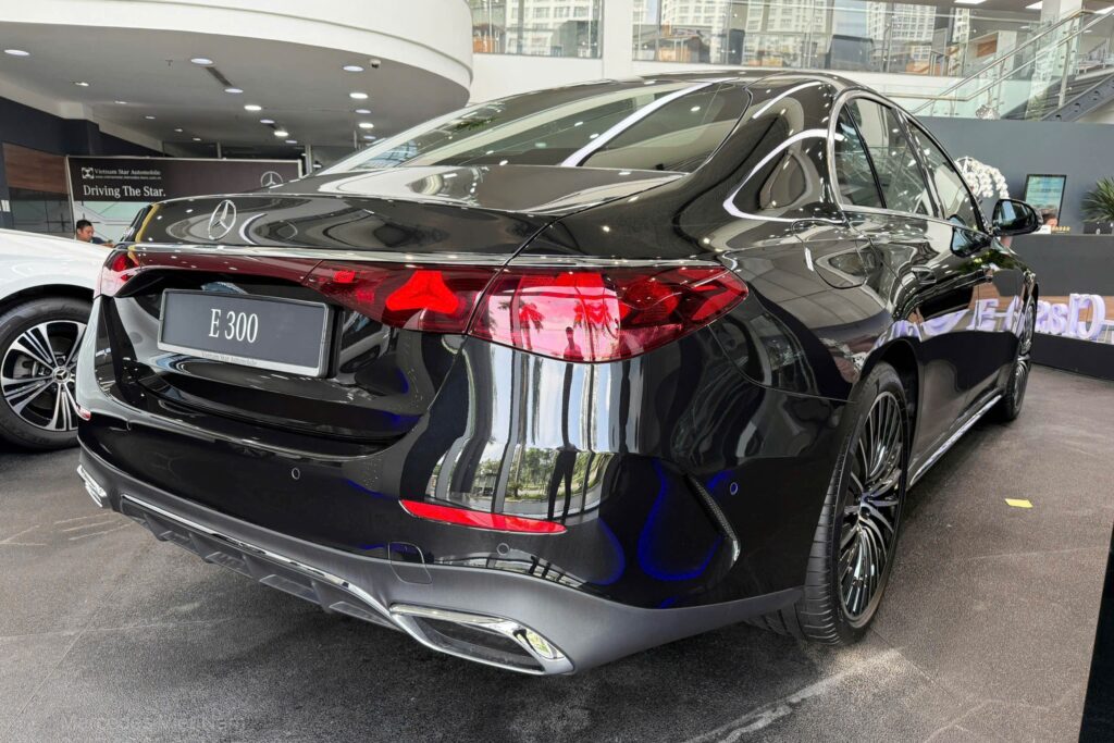 Hướng Dẫn Chi Tiết Cách Mở Nắp Bình Xăng Mercedes E300 AMG 2025 (Chỉ 3 Giây) Hướng Dẫn Chi Tiết Cách Mở Nắp Bình Xăng Mercedes E300 AMG