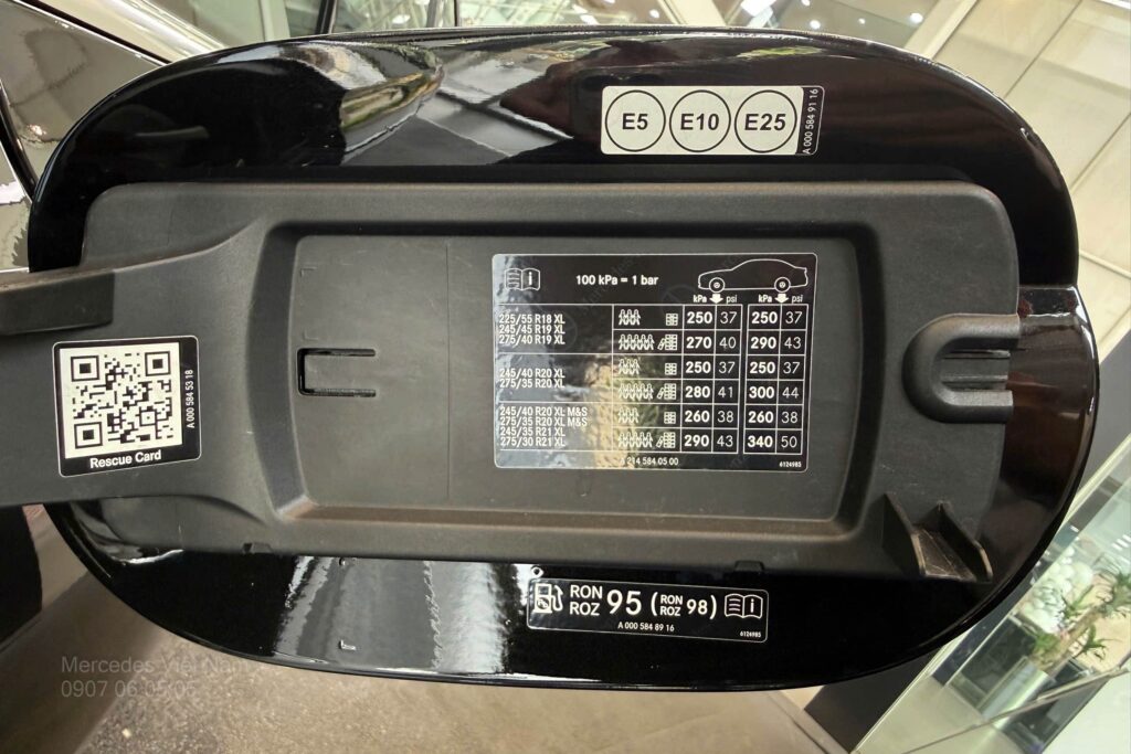 Hướng Dẫn Chi Tiết Cách Mở Nắp Bình Xăng Mercedes E300 AMG 2025 (Chỉ 3 Giây) Hướng Dẫn Chi Tiết Cách Mở Nắp Bình Xăng Mercedes E300 AMG