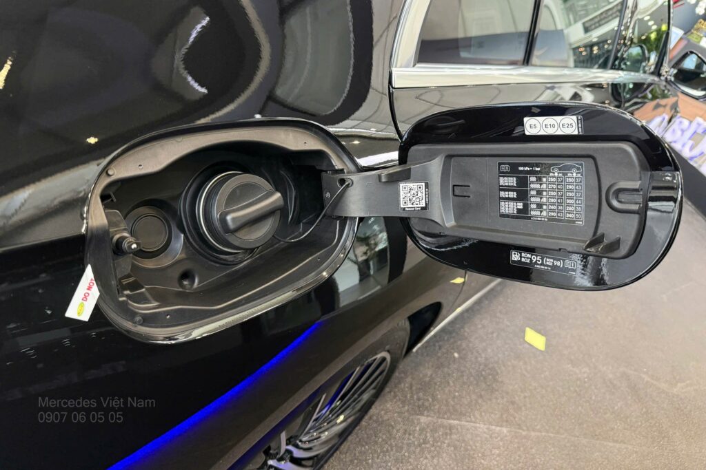 Hướng Dẫn Chi Tiết Cách Mở Nắp Bình Xăng Mercedes E300 AMG 2025 (Chỉ 3 Giây) Hướng Dẫn Chi Tiết Cách Mở Nắp Bình Xăng Mercedes E300 AMG