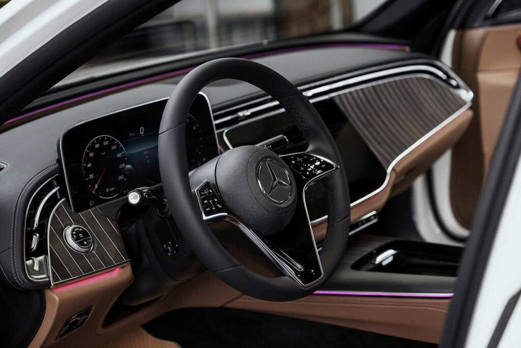 So Sánh Mercedes E200 Avantgarde và E200 Exclusive – Chọn Phong Cách Nào Phù Hợp Với Bạn? So Sánh Mercedes E200 Avantgarde và E200 Exclusive