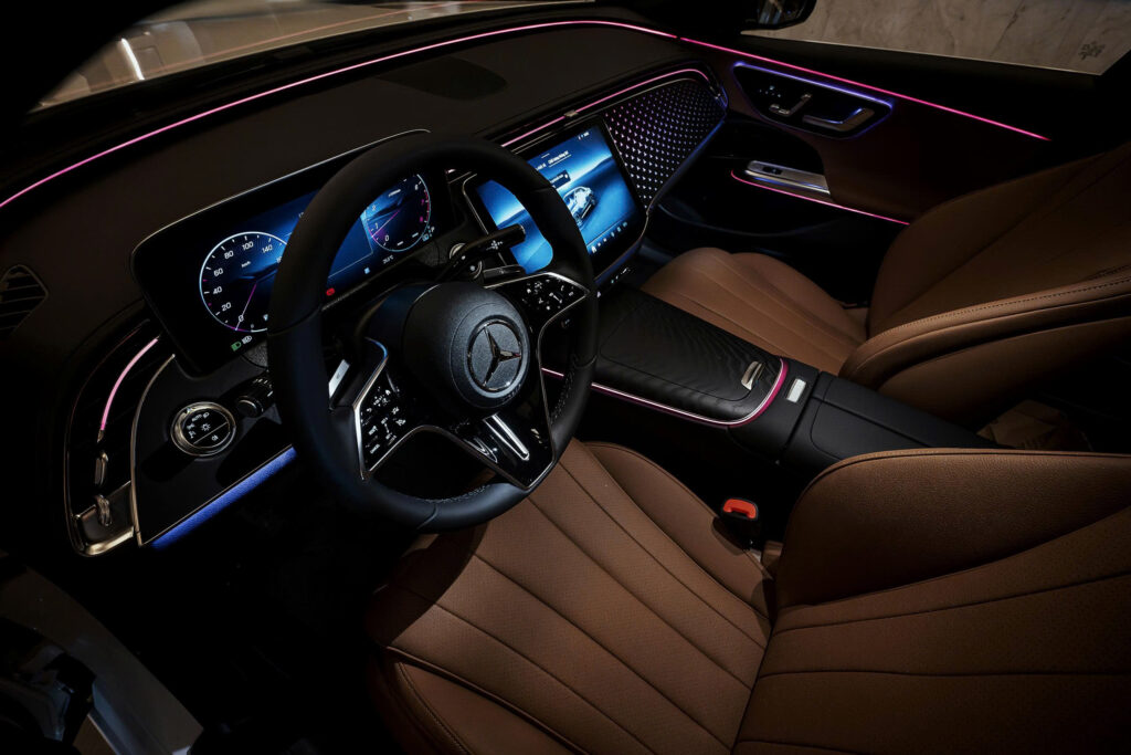 Nội Thất Mercedes-Benz E200 Exclusive