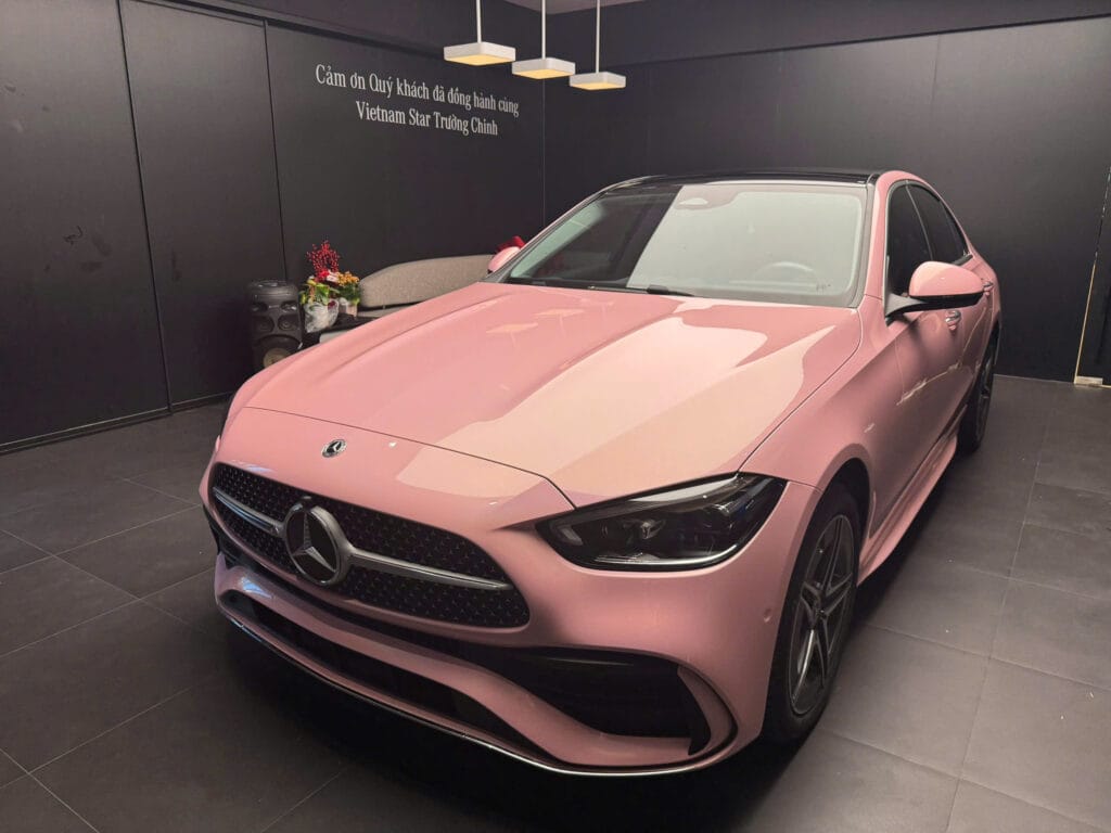 Mercedes C300 Màu Hồng: Đẳng Cấp Cá Nhân Hóa Độc Bản Mercedes C300 Màu Hồng