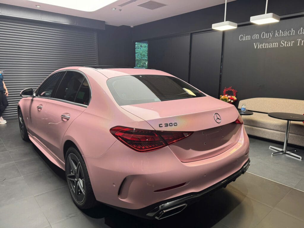 Mercedes C300 Màu Hồng: Đẳng Cấp Cá Nhân Hóa Độc Bản Mercedes C300 Màu Hồng