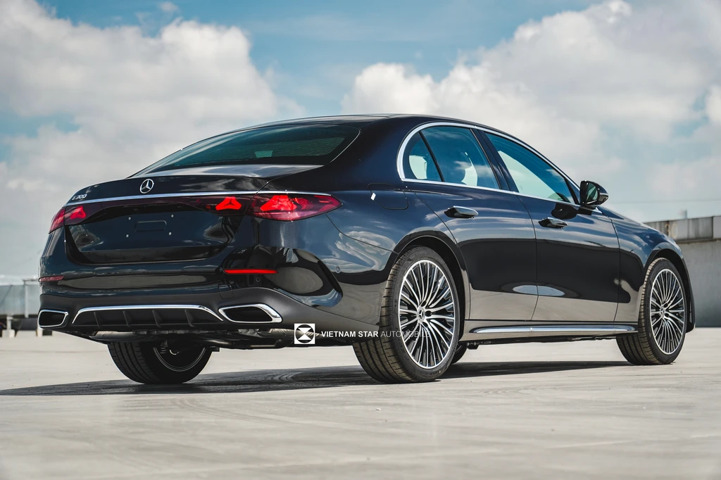 Mercedes-Benz E300 AMG Giá Lăn Bánh
